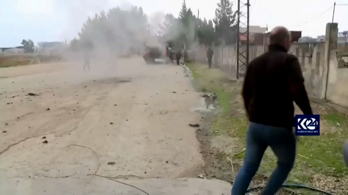 شاهد: لحظة استهداف مركبة عسكرية روسية على الحدود السورية التركية