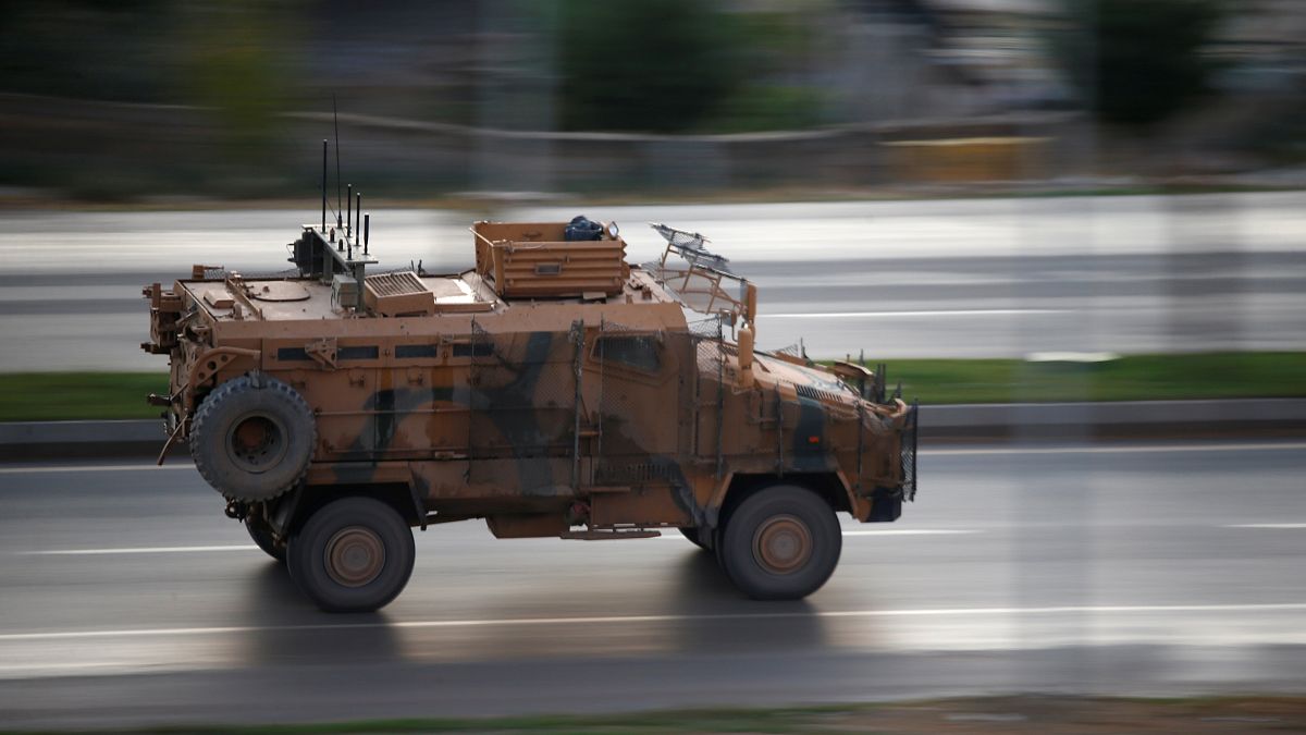 Suriye sınırındaki Ceylanpınar ilçesinde Türk Silahlı Kuvvetleri'ne ait bir zırhlı araç