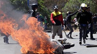 Decenas de heridos en la violenta batalla boliviana entre partidarios de Morales y detractores