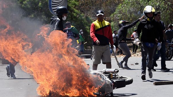Decenas de heridos en la violenta batalla boliviana entre partidarios de Morales y detractores Decenas de heridos en la violenta batalla boliviana entre partidarios de Morales y detractores