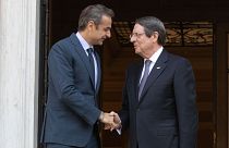 Ο Κυριάκος Μητσοτάκης υποδέχεται τον Νίκο Αναστασιάδη στο Μέγαρο Μαξίμου