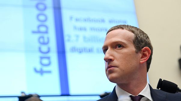 Facebook paga multa atribuída à Cambridge Analytica Facebook paga multa atribuída à Cambridge Analytica