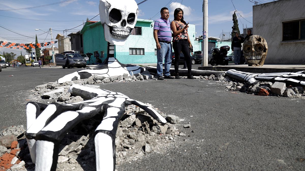 استقبال از روز مردگان با نصب اسکلت غول‌پیکر در مکزیک