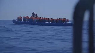 Италия впустила два судна с мигрантами