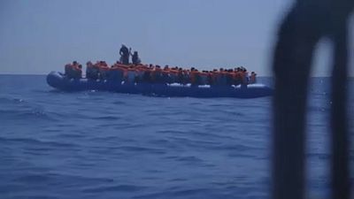 Италия впустила два судна с мигрантами