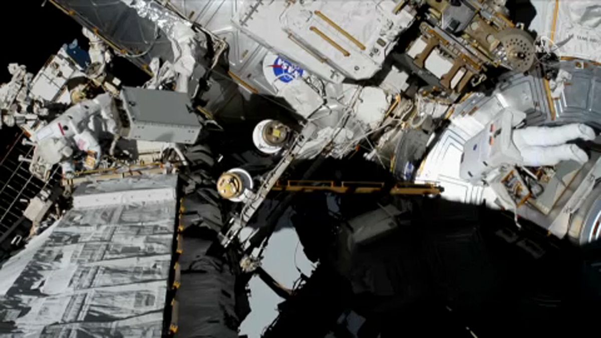 رائدتا الفضاء كريستينا وجيسيكا تنفذا مهمة سير في الفضاء - ناسا