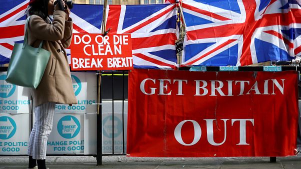Una mujer toma fotos al lado de las pancartas pro-Brexit frente a las Cámaras del Parlamento en Londres, Reino Unido, el 28 de octubre de 2019. Una mujer toma fotos al lado de las pancartas pro-Brexit frente a las Cámaras del Parlamento en Londres, Reino Unido, el 28 de octubre de 2019.