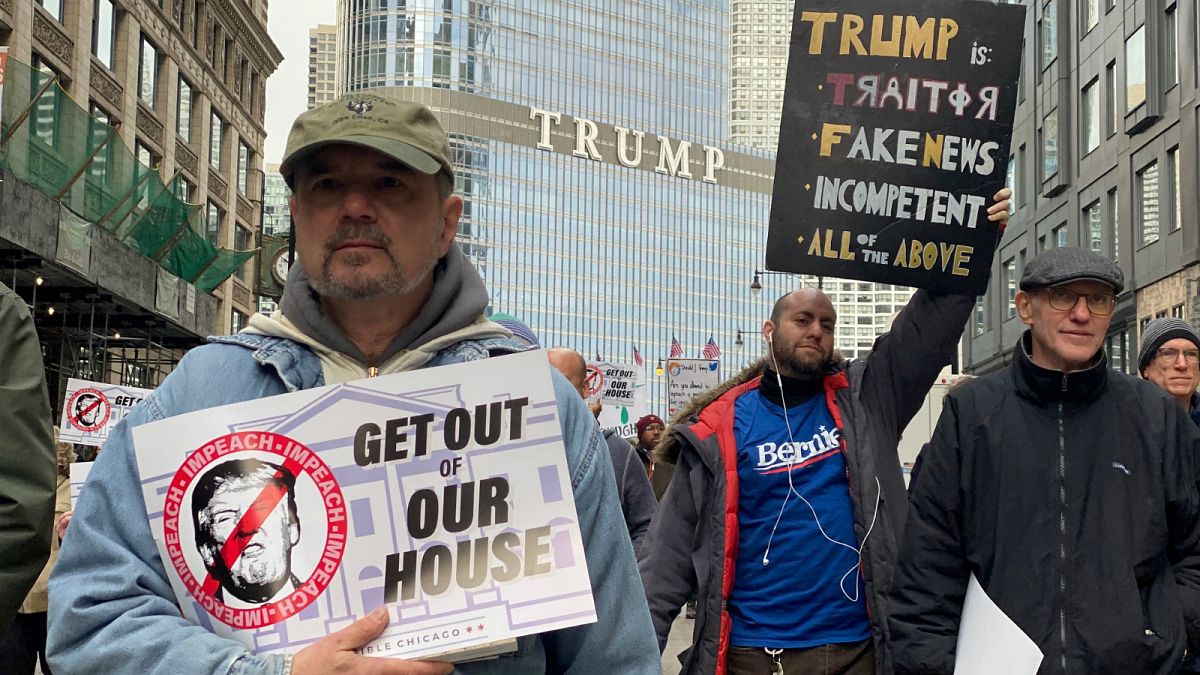 متظاهرون  حول فندق وبرج ترامب الدولي - أرشيف رويترز