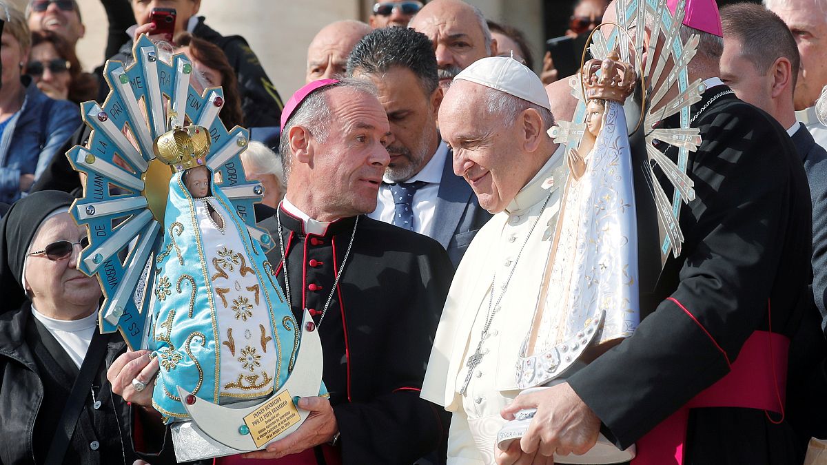 اهدای مجسمه‌ای از فالکلند به پاپ فرانسیس؛ حرکتی نمادین برای صلح 