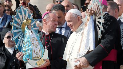 El papa Francisco bendice la devolución de la Virgen de Luján a Argentina