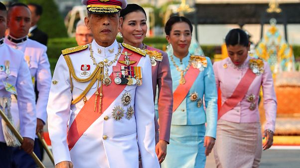 Tayland kralı dört saray yetkilisini "aşırı şeytani suistimal" ve zina gerekçesiyle kovdu Tayland kralı dört saray yetkilisini "aşırı şeytani suistimal" ve zina gerekçesiyle kovdu