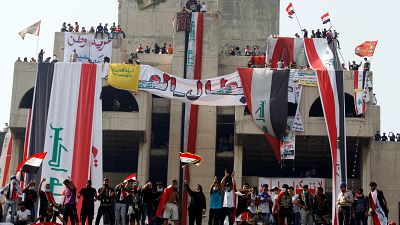 تجمع معترضان در میدان تحریر بغداد؛ پیکر یکی از کشته‌شدگان تشییع شد 