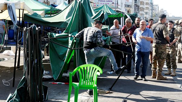Демонстранты убирают палатки в центре Бейрута Демонстранты убирают палатки в центре Бейрута