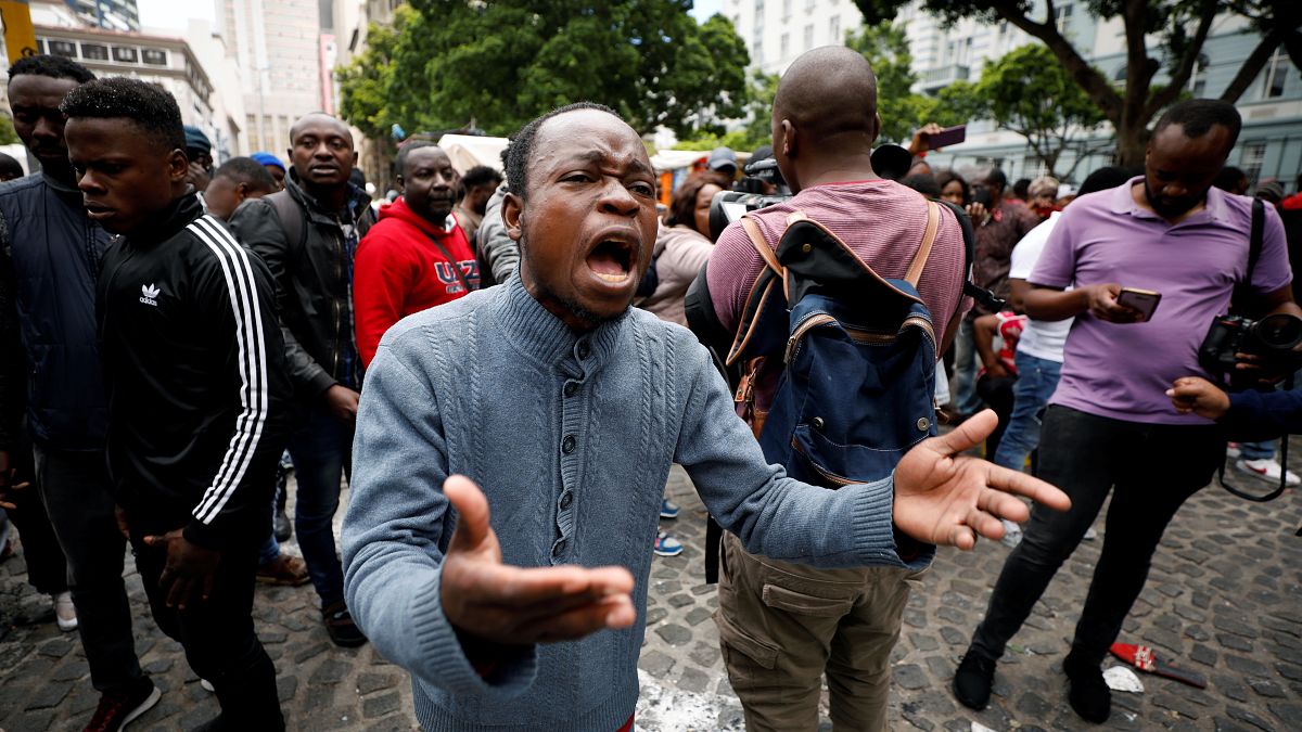 شاهد: اعتقال 100 شخص إثر اشتباكات بين الشرطة ولاجئين في عاصمة جنوب إفريقيا