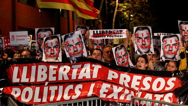 Protesta independentista contra Pedro Sánchez en un acto de precampaña, cerca de Barcelona Protesta independentista contra Pedro Sánchez en un acto de precampaña, cerca de Barcelona