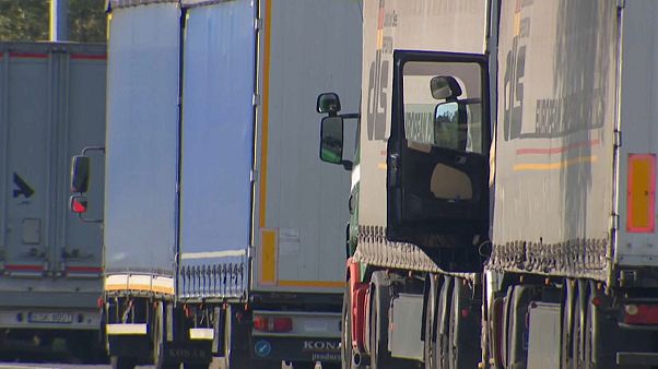 Encuentran 12 migrantes escondidos en un camión frigorífico en Bélgica Encuentran 12 migrantes escondidos en un camión frigorífico en Bélgica