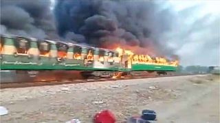 آتش‌ گرفتن یک قطار در پاکستان دست‌کم ۶۵ کشته برجای گذاشت