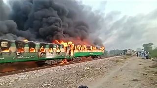Pakistan: muoiono bruciati vivi nel treno in fiamme
