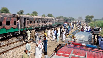 شاهد: حريق في قطار ركاب بباكستان يودي بحياة العشرات