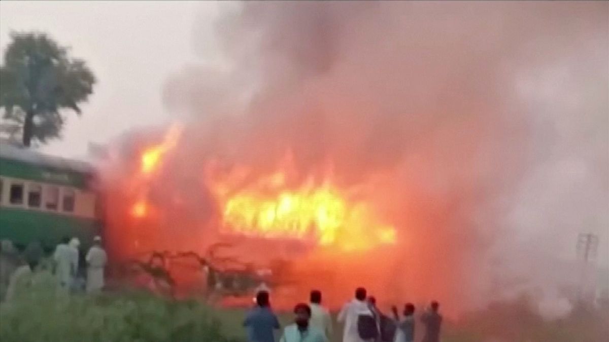 Τραγωδία από φωτιά σε τρένο στο Πακιστάν
