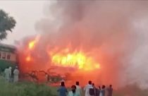 Decenas de muertos por un incendio en un tren de Pakistán