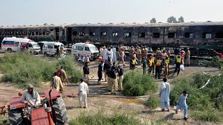 71 قتيلا في حريق شب في قطار ركاب بباكستان 