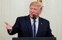 ترامب ملقياً كلمة في البيت الأبيض قبل تقليد ضباط أميركيين شاركوا في "عملية البغدادي" أوسمة الشرف 