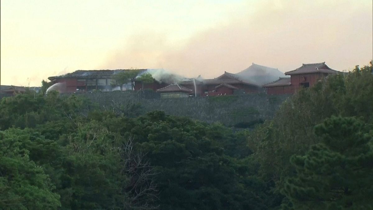 Знаменитый замок Сюрю на Окинаве почти полностью уничтожен огнем