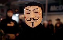 متظاهرو هونغ كونغ يستعدون للاحتفال بالهالوين في تحد لحظر الأقنعة