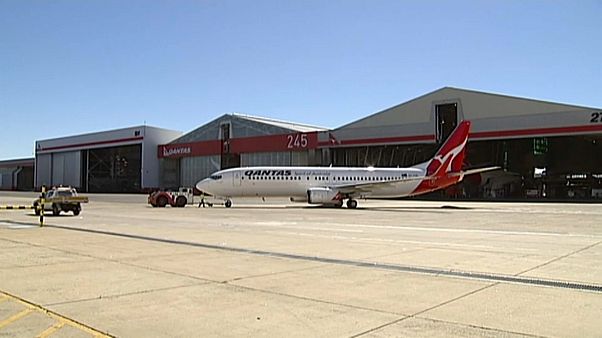Qantas проверяет свои Boeing 737 из-за трещины Qantas проверяет свои Boeing 737 из-за трещины