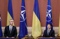 Ucrania sigue con la retirada de tropas y estrecha lazos con la OTAN 