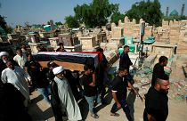 المشيعون يحملون نعش أحد المتظاهرين، الذي قُتل أثناء الاحتجاجات في بغداد، العراق 29 أكتوبر/ تشرين الأول 2019