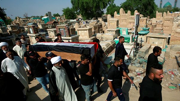 المشيعون يحملون نعش أحد المتظاهرين، الذي قُتل أثناء الاحتجاجات في بغداد، العراق 29 أكتوبر/ تشرين الأول 2019 المشيعون يحملون نعش أحد المتظاهرين، الذي قُتل أثناء الاحتجاجات في بغداد، العراق 29 أكتوبر/ تشرين الأول 2019