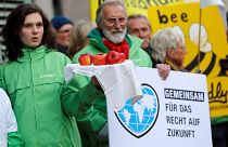 Activistas de Greenpeace protestan frente al Tribunal antes de la audiencia