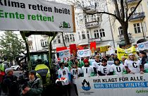 نشطاء "السلام الأخضر" يعتصمون أمام المحكمة برلين قبل بدء الجلسة للنظر في الدعوى التي رفعها المزارعون ضد الحكومة