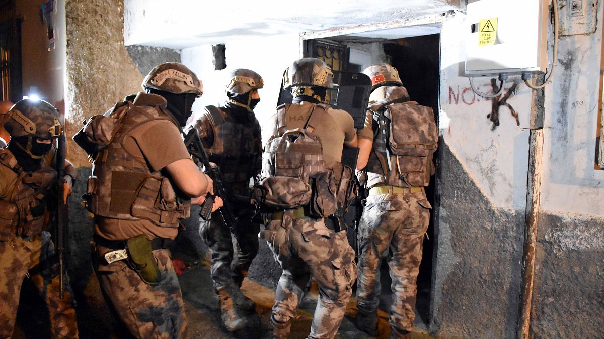 Barış Pınarı Harekatı'na ilişkin sosyal medyadan terör propagandası yaptığı iddia edilen kişilere yönelik polis operasyonu