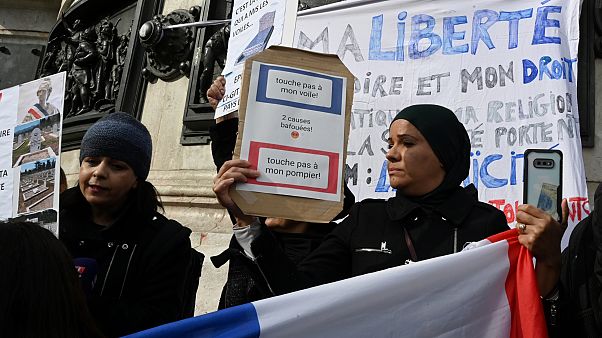 خبراء: الإسلام في صلب نقاش في فرنسا يغذيه "الانفعال" و"الجهل" خبراء: الإسلام في صلب نقاش في فرنسا يغذيه "الانفعال" و"الجهل"