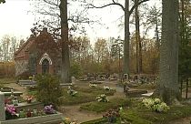 Ódon, erdőben megbúvó porosz sírokat gondoznak lengyel erdészek 