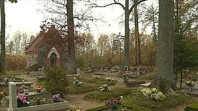 Польские лесничие прибирают прусские могилы