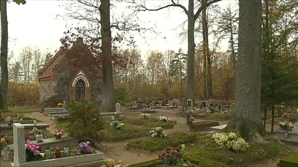 Польские лесничие прибирают прусские могилы Польские лесничие прибирают прусские могилы