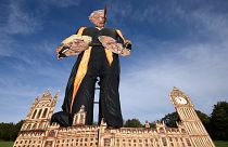 John Bercow 11 méteres „emlékműje”, kezében Boris Johnson és Jeremy Corbyn fejével