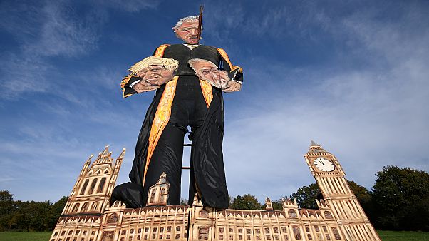 John Bercow 11 méteres „emlékműje”, kezében Boris Johnson és Jeremy Corbyn fejével John Bercow 11 méteres „emlékműje”, kezében Boris Johnson és Jeremy Corbyn fejével