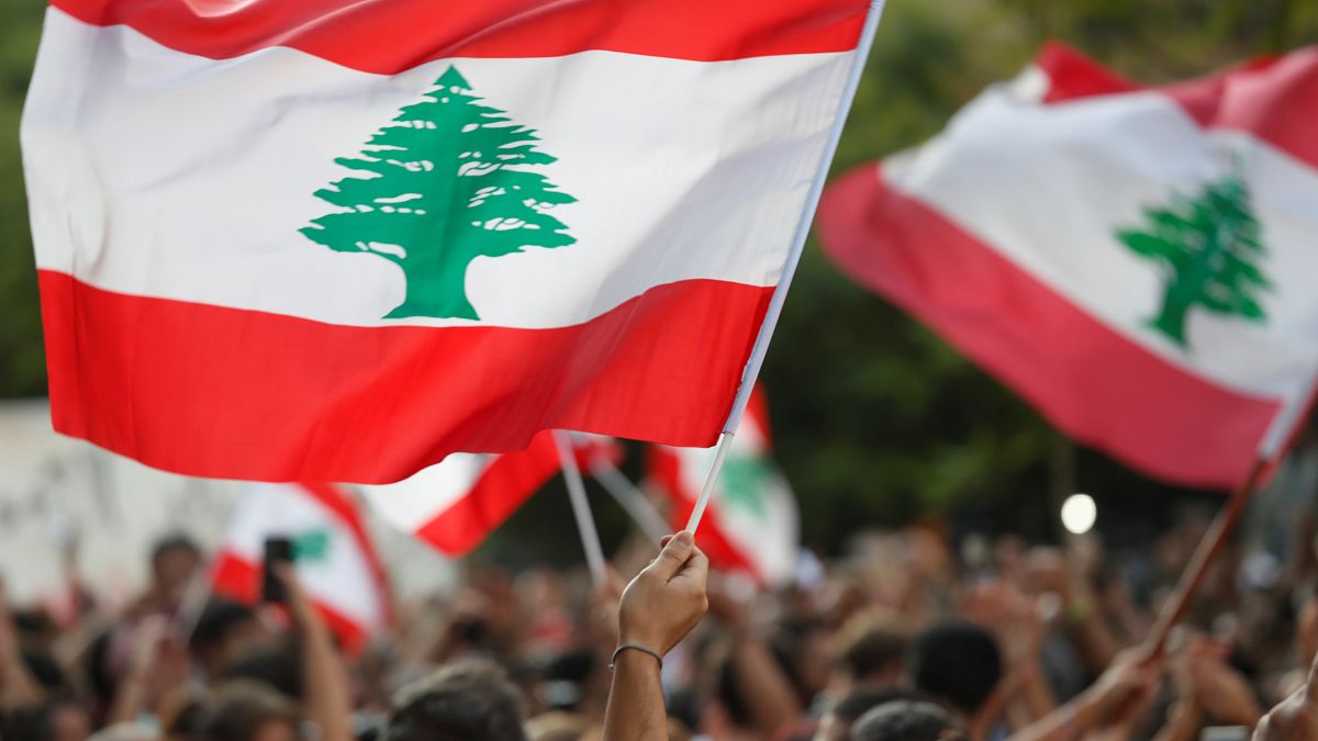 لبنانيون خلال مظاهرة احتجاجية في بيروت