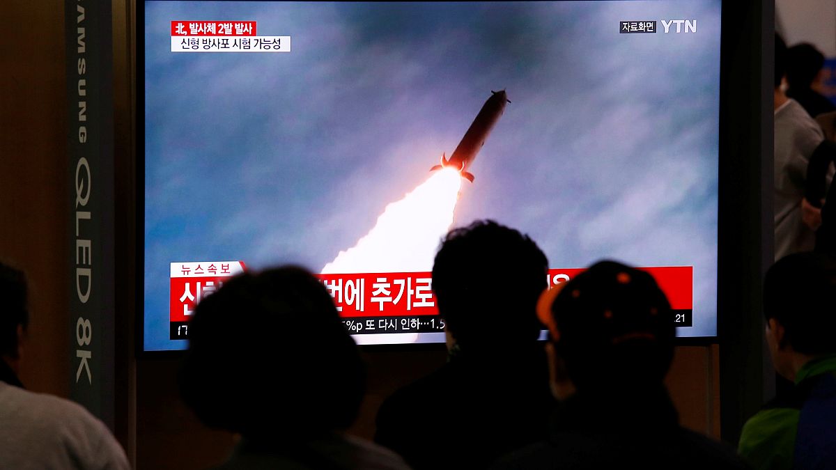 كوريا الشمالية تختبر قاذفة صواريخ متعددة ضخمة "سوبر لارج" 