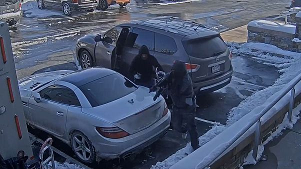 Video: Para nakil aracından 35 saniyede binlerce doları alıp kaçtılar Video: Para nakil aracından 35 saniyede binlerce doları alıp kaçtılar