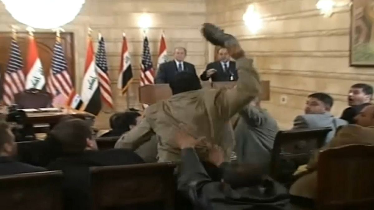 Iraq: lanciò le sue scarpe contro Bush, oggi sostiene le proteste contro il governo