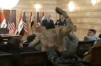 Iraq: lanciò le sue scarpe contro Bush, oggi sostiene le proteste contro il governo