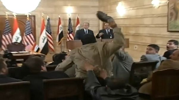 Iraq: lanciò le sue scarpe contro Bush, oggi sostiene le proteste contro il governo Iraq: lanciò le sue scarpe contro Bush, oggi sostiene le proteste contro il governo