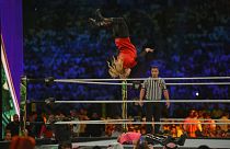 المصارعة لايسي إيفانز تحلق بالهواء في قفوة خلال النزال مع نتاليا في منافسات الرياض.31/10/2019