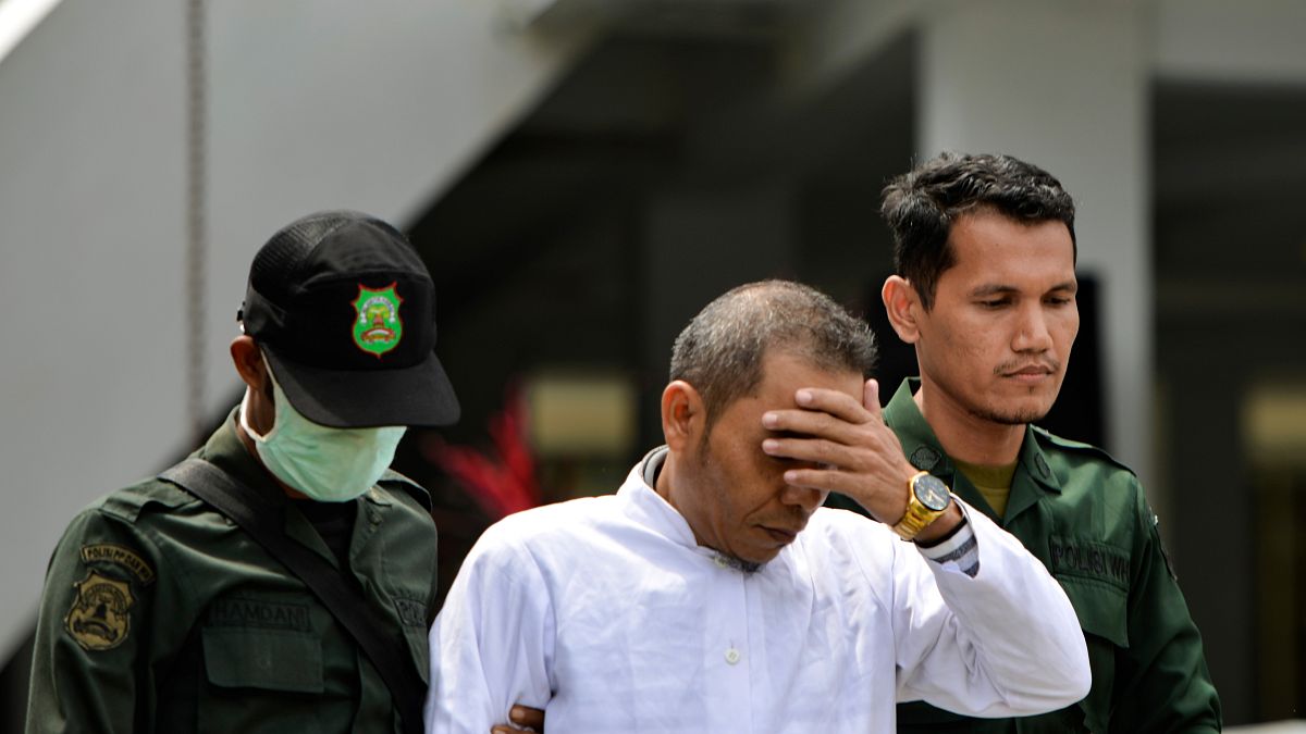 Endonezya: 'Ulema Kurulu' üyesi dini lidere evlilik dışı cinsel ilişki suçundan kırbaç cezası
